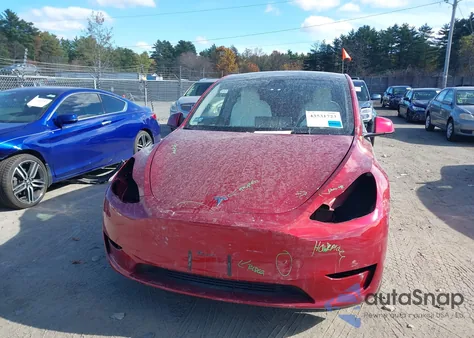 2024 Tesla Model Y Long Range Dual Motor All-Wheel Drive z USA, uszkodzony, nr VIN 7SAYGDEE5RF034978